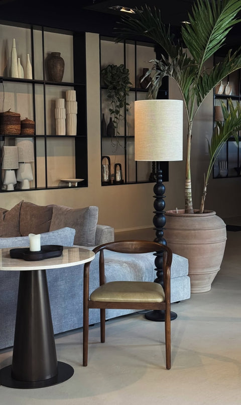 Minimalistische houten stoel van teak in lichte kleur – perfect voor Japandi interieur