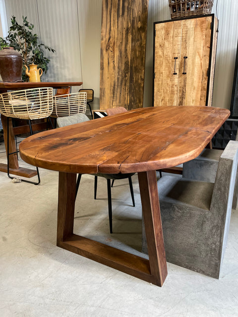 Oval dining table Mango